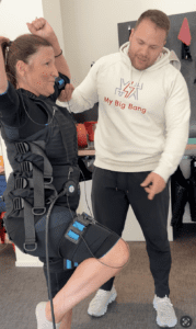 femme 60 ans en séance d'ems travaille les abdos